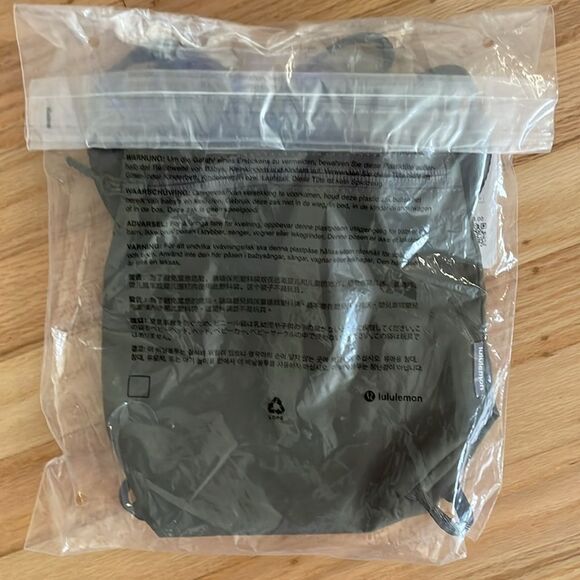 NWT LULULEMON WATERBOTTLE CROSSBODY BAG GREY SAIGE GREEN GREY PERFECT SOLD OUT - Picture 2 of 3